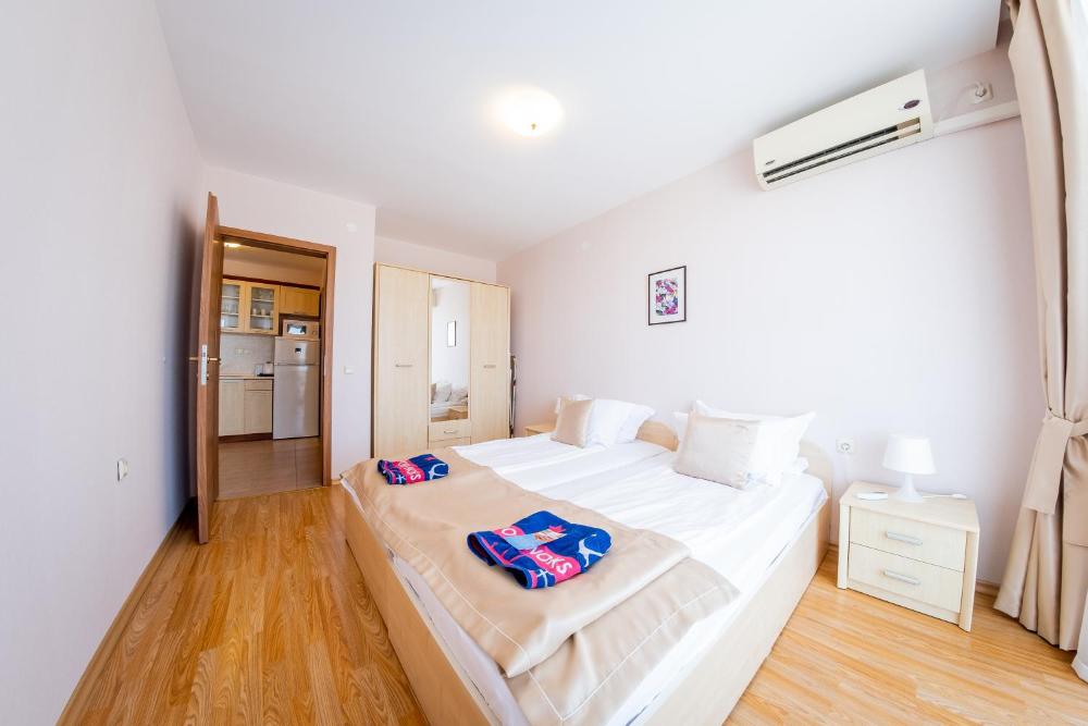 Two-Bedroom Apartment with Balcony and Side Sea View (4 Adults + 2 Children)